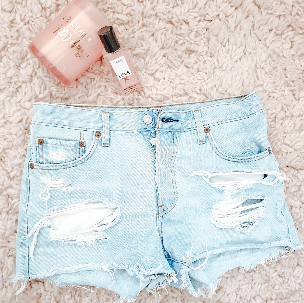 Lightly worn size 29 Levi's ripped denim shorts!